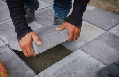 Frente al malecón se corrige la instalación de adoquines, esto es parte de la regeneración.