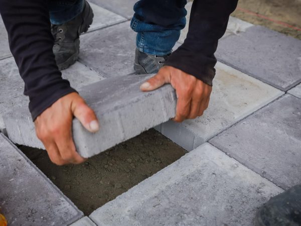 Frente al malecón se corrige la instalación de adoquines, esto es parte de la regeneración.