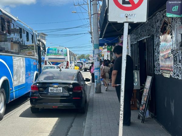 Las señales de tránsito son irrespetadas por conductores particulares en los alrededores de la Uleam.