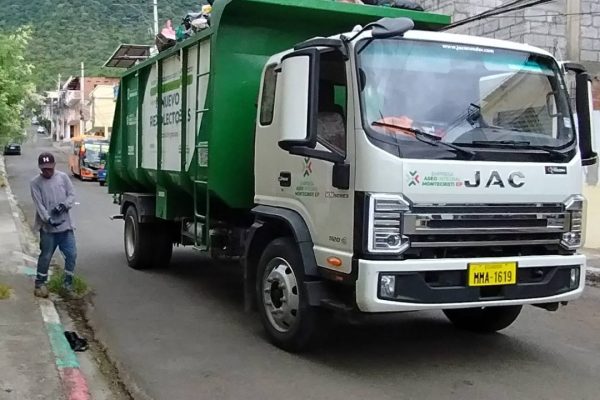 Uno de los nuevos carros recolectores de basura durante el servicio de recolección.