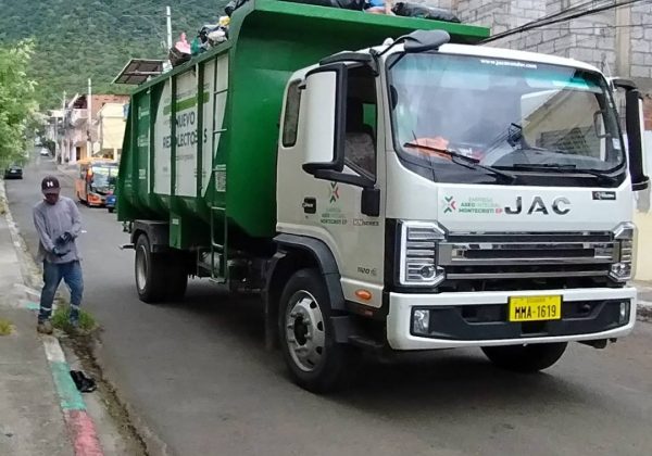 Uno de los nuevos carros recolectores de basura durante el servicio de recolección.