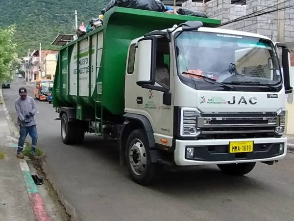 Uno de los nuevos carros recolectores de basura durante el servicio de recolección.