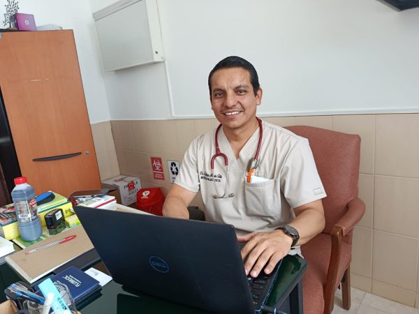 Cristhian Marín trabaja en la Fundación Cottolengo, donde lidera un equipo multidisciplinario, y es docente en la Universidad Laica Eloy Alfaro de Manabí (ULEAM).