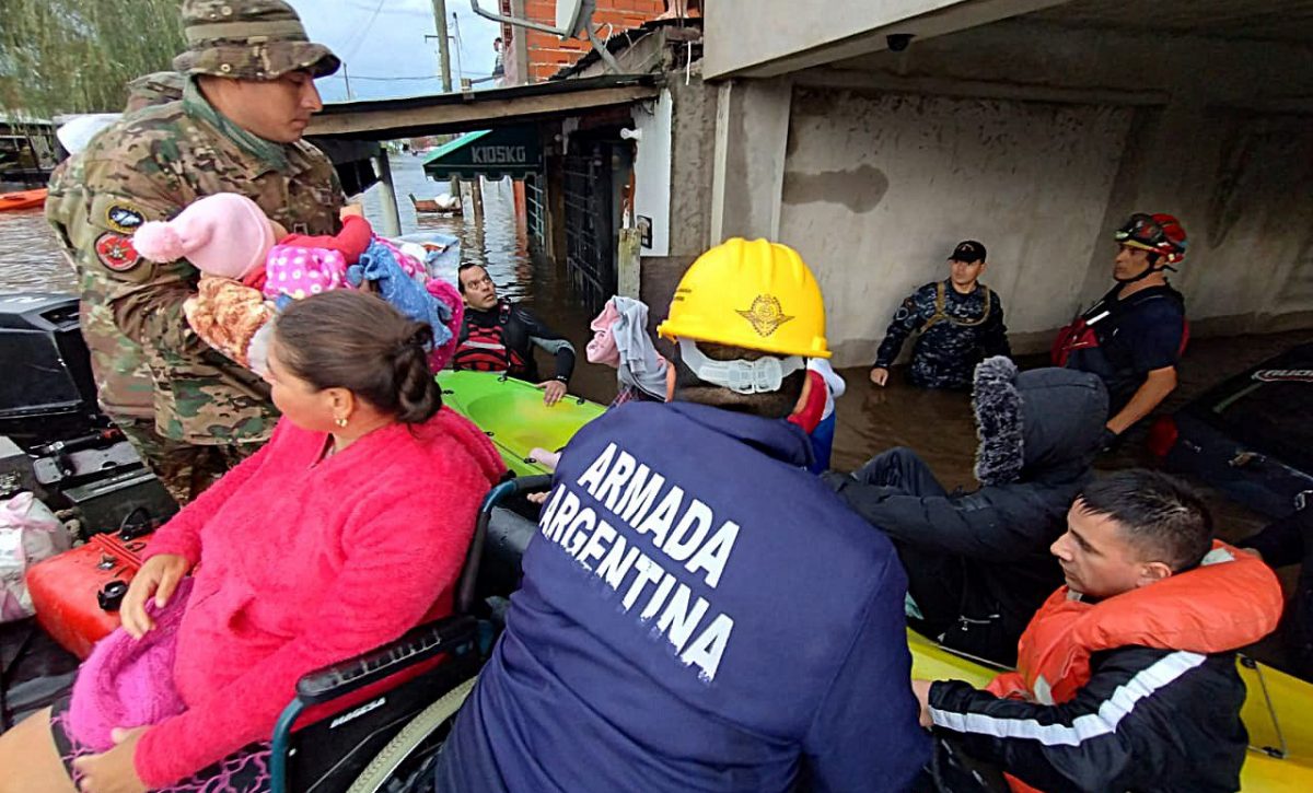 La Armada argentina en tareas de rescate en las zonas inundadas