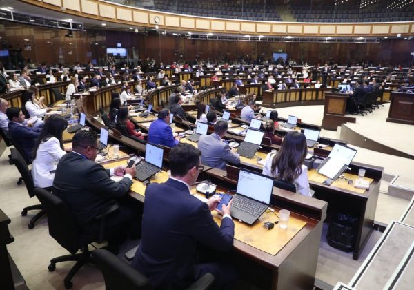 La Asamblea Nacional de Ecuador fomenta la transparencia al desbloquear usuarios previamente restringidos en sus redes sociales