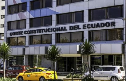 La Corte Constitucional, como máximo intérprete de la Carta Magna, tiene la responsabilidad de resolver si las normativas se ajustan al marco legal del país.