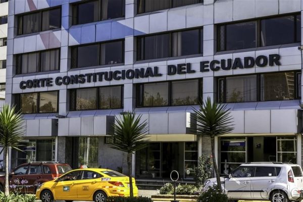 La Corte Constitucional, como máximo intérprete de la Carta Magna, tiene la responsabilidad de resolver si las normativas se ajustan al marco legal del país.