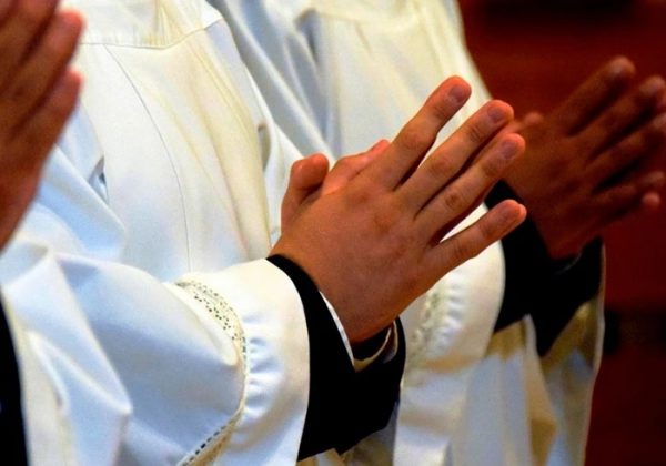 La Fiscalía General del Estado (FGE) de Ecuador inició una investigación previa por presunto abuso sexual contra un sacerdote identificado como Diego S.