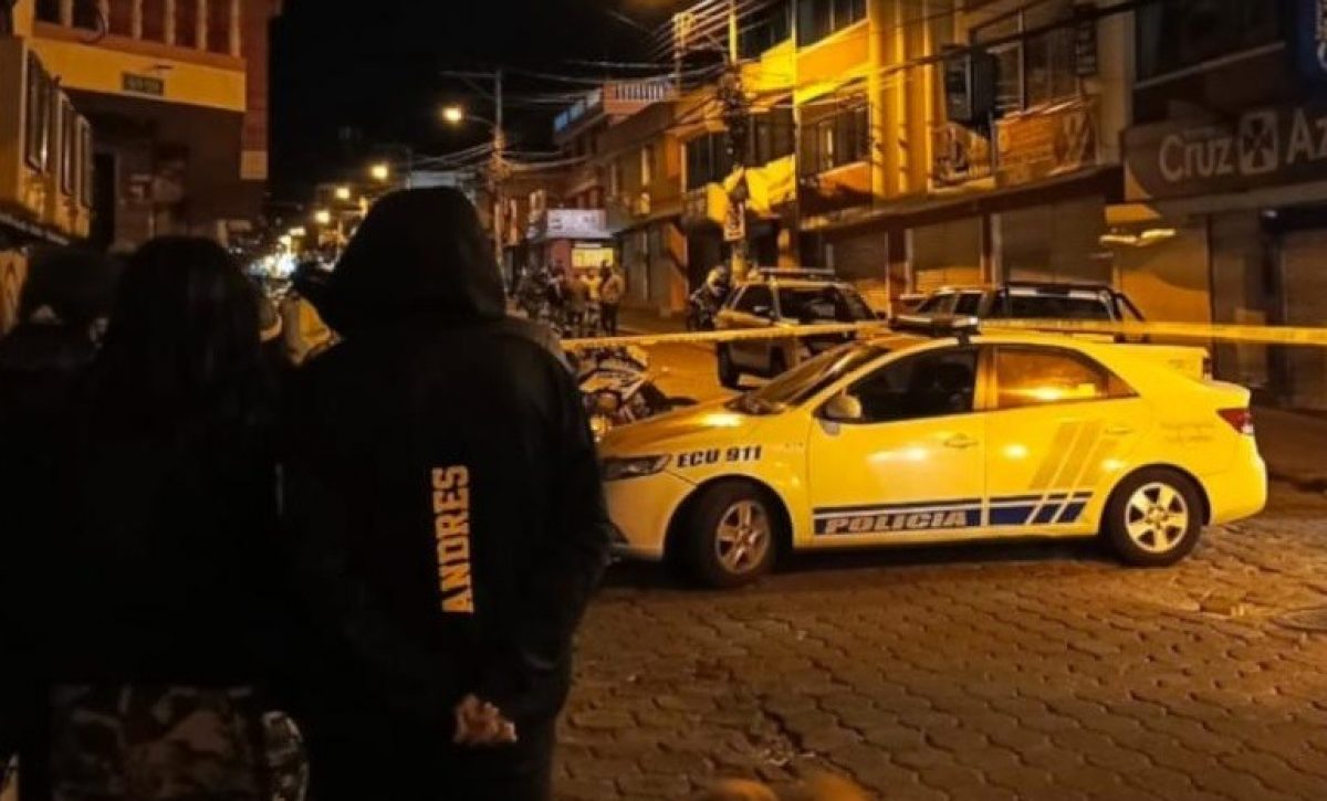 La Policía Nacional abrió una línea de investigación tras el hallazgo de panfletos con amenazas en la escena de un doble crimen.