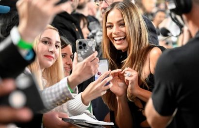 La actriz australiana Margot Robbie protagonizó un emotivo momento al comunicarse en lenguaje de señas con un fan.
