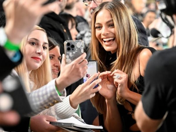 La actriz australiana Margot Robbie protagonizó un emotivo momento al comunicarse en lenguaje de señas con un fan.