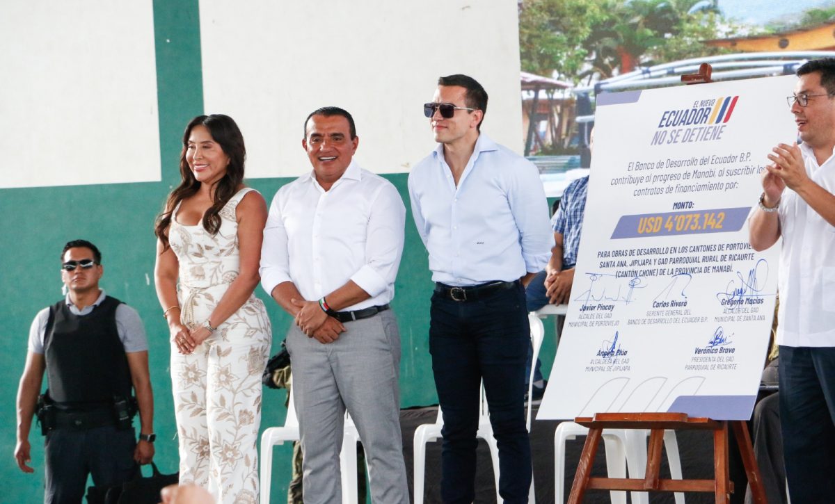 La alcaldesa Ángela Plúa recibiendo el cheque del crédito durante la visita del presidente Daniel Noboa.