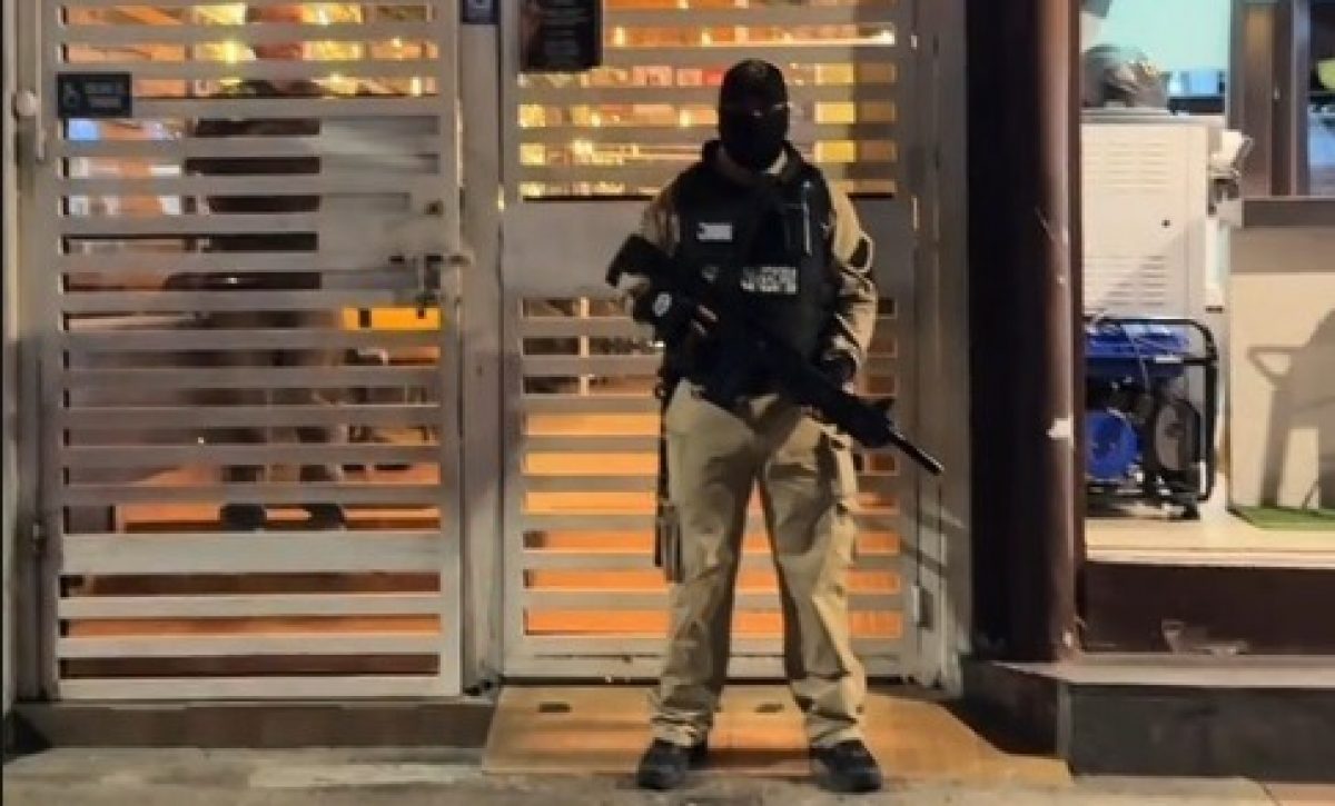 La cadena de restaurantes Rukito, en Guayaquil, ha implementado guardias armados, algunos equipados con fusiles, para seguridad de sus clientes.