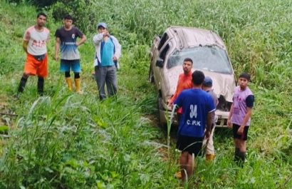La camioneta quedó destruida luego de caer por un abismo de 30 metros.