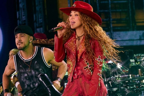 La cantante colombiana Shakira anunció un concierto en Ecuador como parte de su gira mundial Las Mujeres Ya No Lloran.