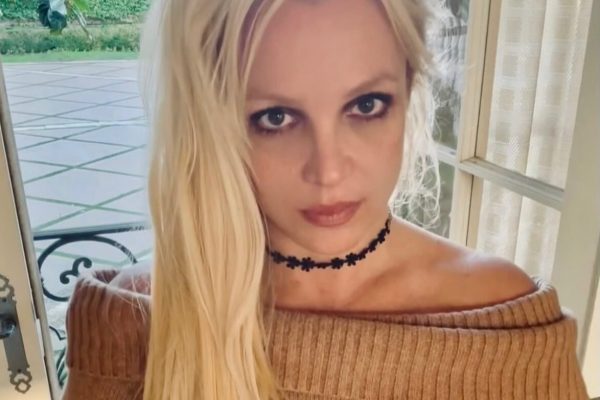 La cantante estadounidense Britney Spears desmintió que haya adoptado a una niña.