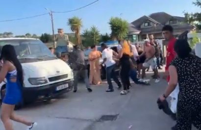 La ciudad de La Coruña, España, permanece en tensión tras una violenta pelea entre dos familias durante una pedida de mano.