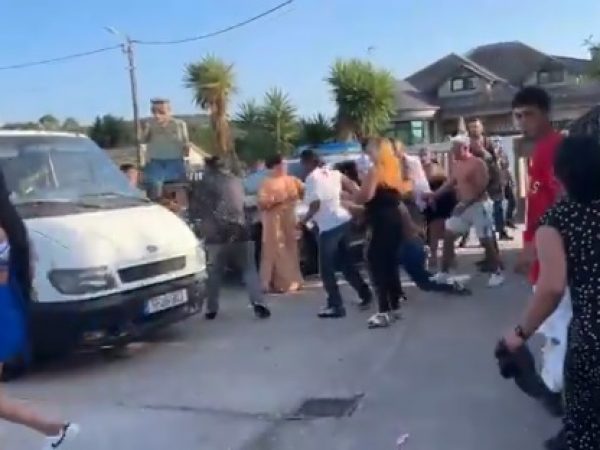 La ciudad de La Coruña, España, permanece en tensión tras una violenta pelea entre dos familias durante una pedida de mano.