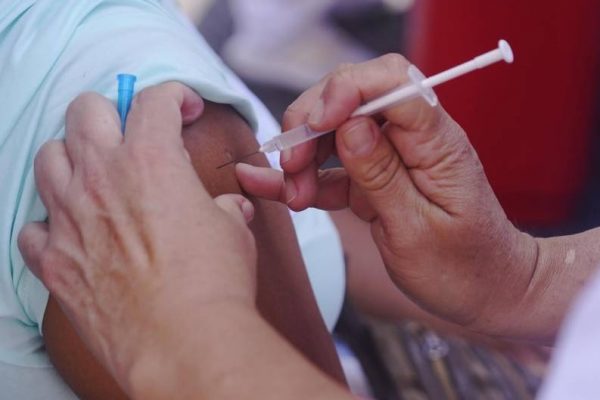 La ciudadela San Alejo, en Portoviejo, enfrenta una creciente preocupación por un brote de tosferina, según las autoridades.