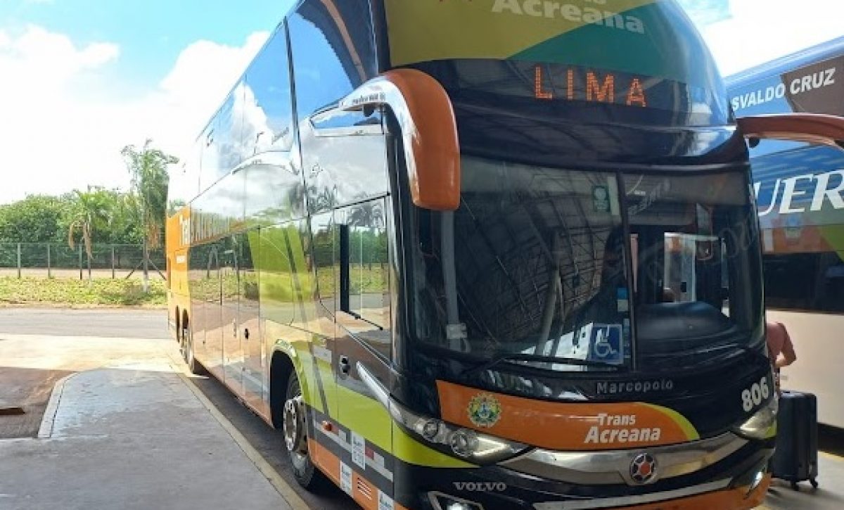La empresa brasileña Trans Acreana opera el viaje en bus más largo del mundo, un recorrido de 6.035 kilómetros que une Lima, Perú, con Río de Janeiro, Brasil.
