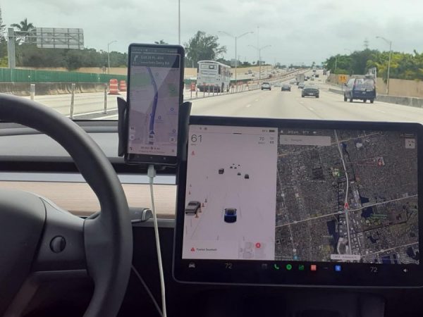 La mayoría de los consultados prefirió Google Maps y Waze, navegadores que alertan de accidentes, fenómenos climatológicos, desvíos y obras cercanas en la vía. (Kike Perdomo)