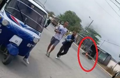 La motocicleta fue quemada por los turistas que estaban en un restaurante.
