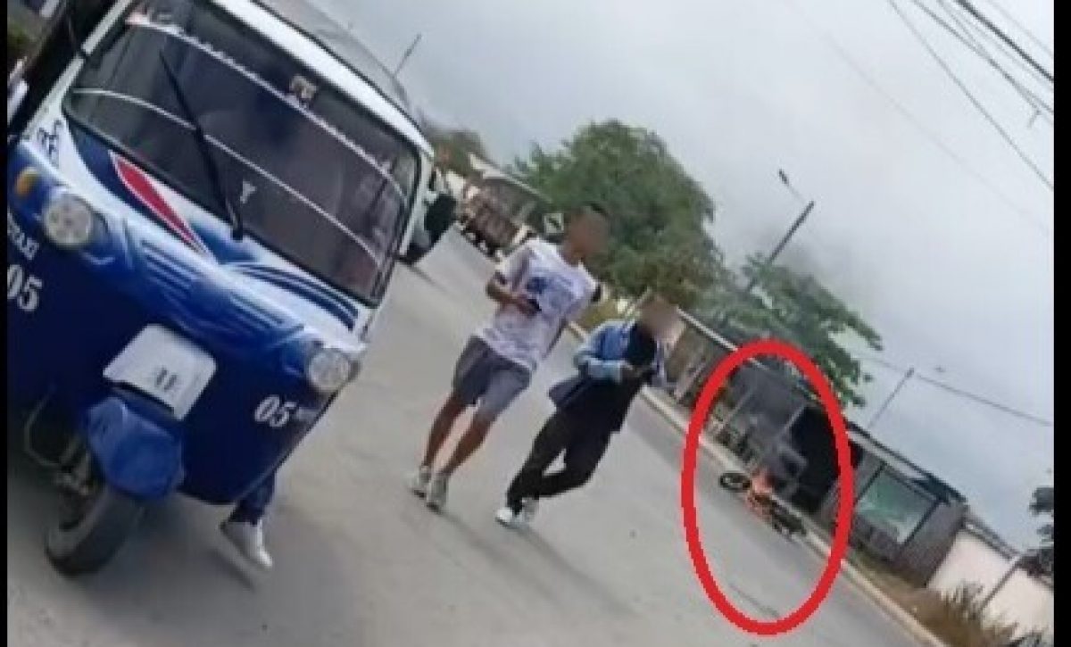 La motocicleta fue quemada por los turistas que estaban en un restaurante.