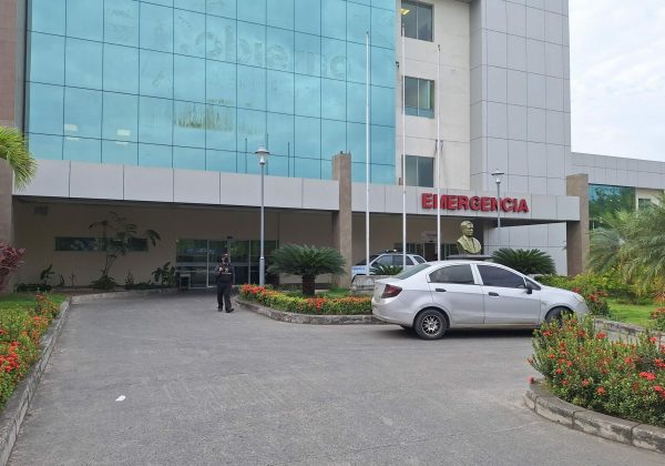 La mujer se encuentra bajo pronóstico reservado en una casa de salud en Portoviejo.