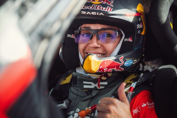 La piloto española Cristina Gutiérrez ha renovado su contrato con el equipo Dacia para competir en el Rally Dakar durante dos temporadas adicionales, hasta 2027.