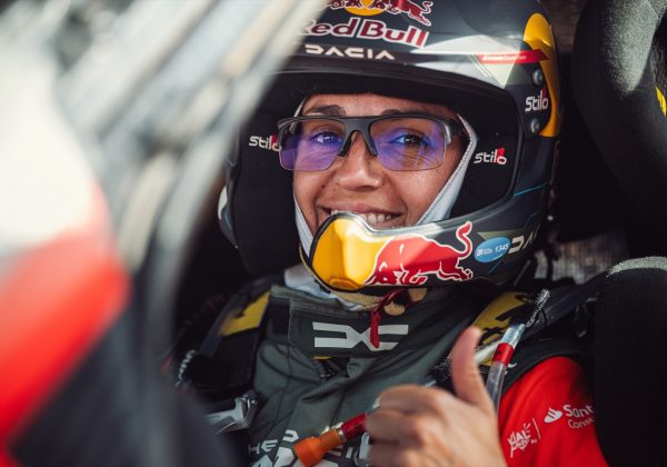 La piloto española Cristina Gutiérrez ha renovado su contrato con el equipo Dacia para competir en el Rally Dakar durante dos temporadas adicionales, hasta 2027.