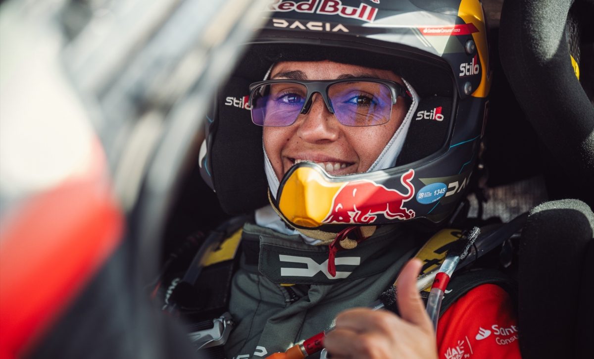 La piloto española Cristina Gutiérrez ha renovado su contrato con el equipo Dacia para competir en el Rally Dakar durante dos temporadas adicionales, hasta 2027.