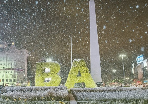 La provincia de Buenos Aires, en Argentina, amaneció cubierta de nieve este lunes 23 de junio, un fenómeno climático inusual