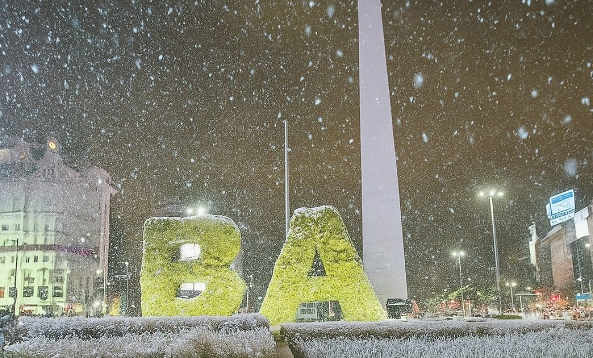 La provincia de Buenos Aires, en Argentina, amaneció cubierta de nieve este lunes 23 de junio, un fenómeno climático inusual