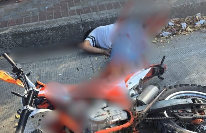 La víctima quedó tirada junto a la motocicleta que conducía.