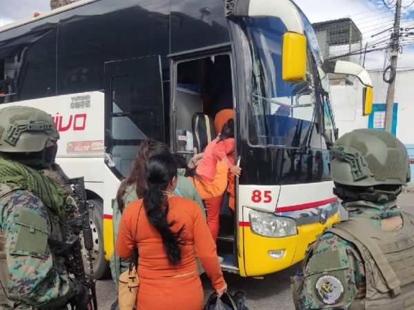Las Fuerzas Armadas de Ecuador trasladaron a 42 mujeres colombianas, privadas de libertad, hasta el Puente Internacional de Rumichaca,