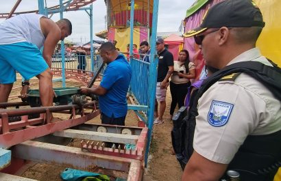 Las autoridades inspeccionan las reparaciones en el juego mecánico que sufrió desperfectos.