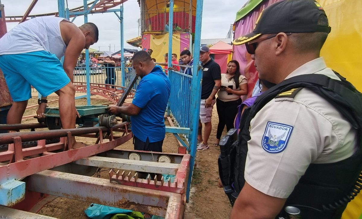 Las autoridades inspeccionan las reparaciones en el juego mecánico que sufrió desperfectos.