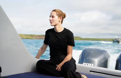 Lavinia Valbonesi esparce las cenizas de su padre en el mar de las Islas Galápagos
