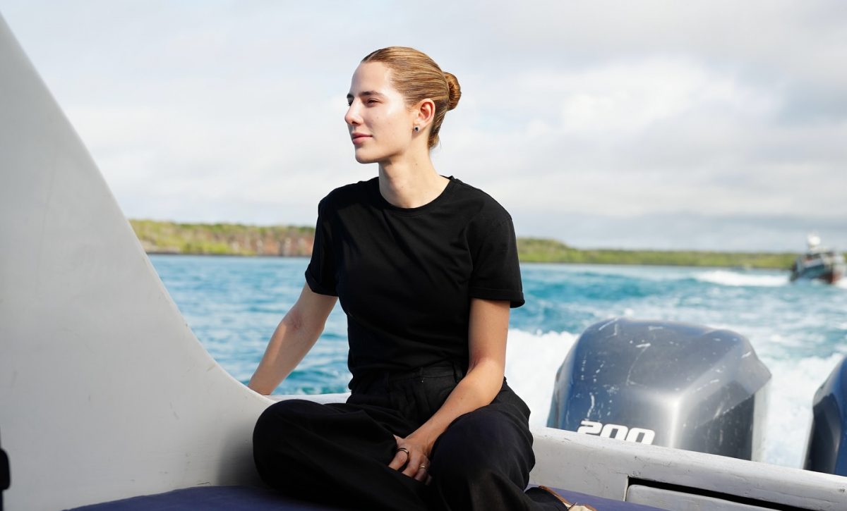 Lavinia Valbonesi esparce las cenizas de su padre en el mar de las Islas Galápagos
