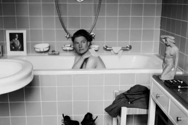Lee Miller bañándose en la bañera de Adolf Hitler. Fue la única fotógrafa de combate de Europa durante la Segunda Guerra Mundial.