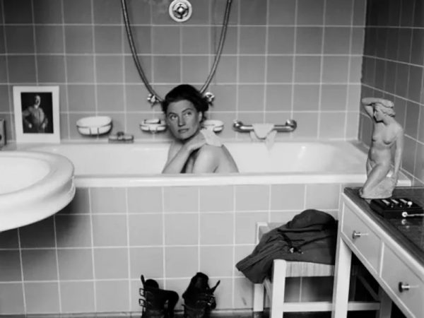 Lee Miller bañándose en la bañera de Adolf Hitler. Fue la única fotógrafa de combate de Europa durante la Segunda Guerra Mundial.