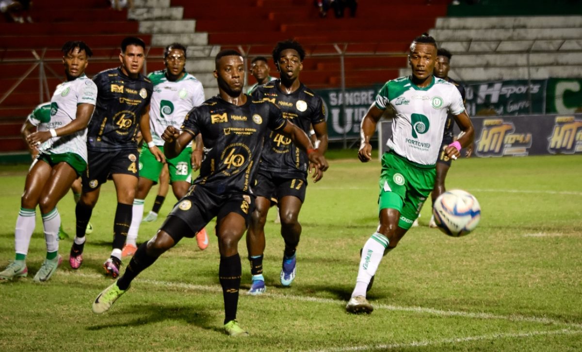 Liga de Portoviejo iguala el marcador 1-1 ante Grecia en el estadio Reales Tamarindos por el Torneo Provincial de Ascenso. (El Diario).