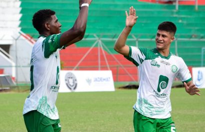 Liga de Portoviejo inició con una victoria contundente al golear 7-0 a Indeco este domingo en el estadio Reales Tamarindos.