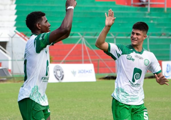 Liga de Portoviejo inició con una victoria contundente al golear 7-0 a Indeco este domingo en el estadio Reales Tamarindos.