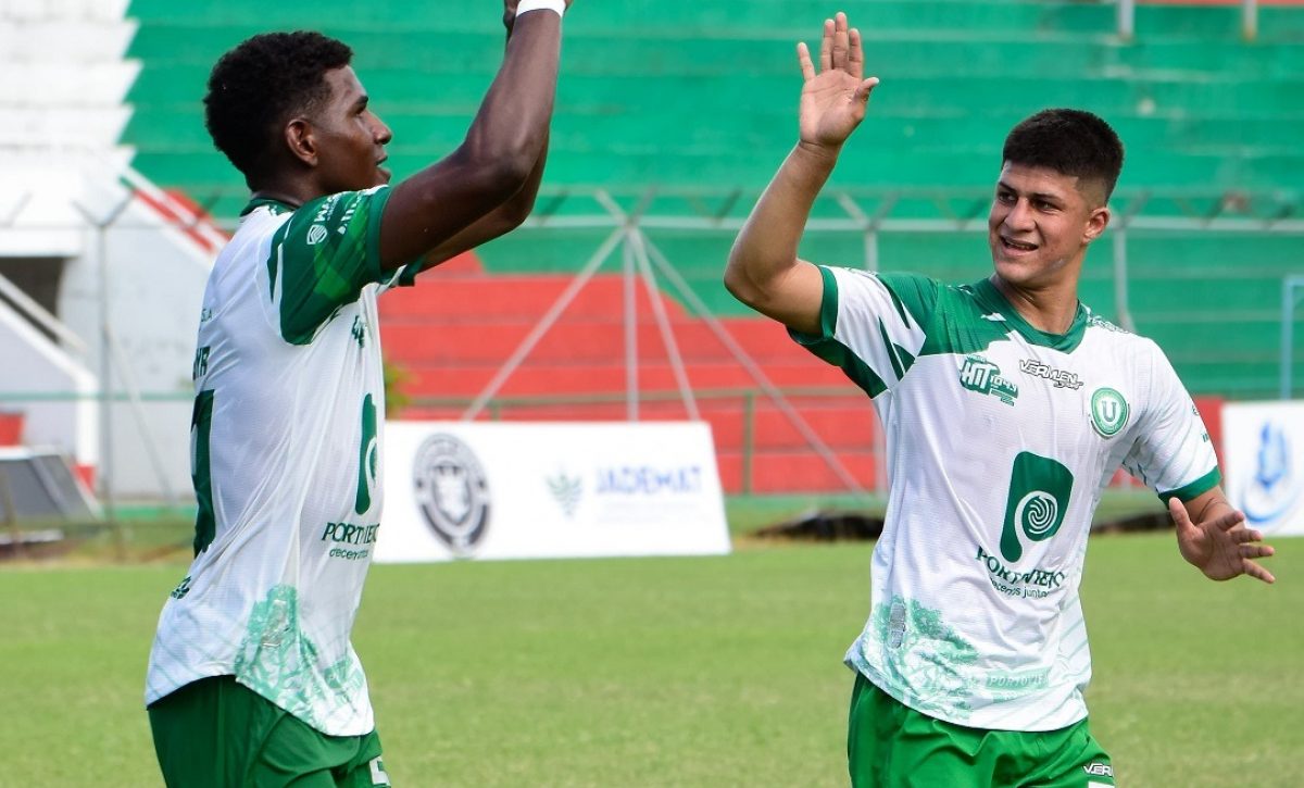Liga de Portoviejo inició con una victoria contundente al golear 7-0 a Indeco este domingo en el estadio Reales Tamarindos.