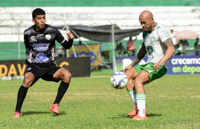César Espínola (d) de Liga de Portoviejo en una acción en el duelo ante New Porto en el Reales Tamarindos.