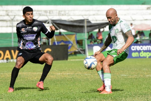 César Espínola (d) de Liga de Portoviejo en una acción en el duelo ante New Porto en el Reales Tamarindos.