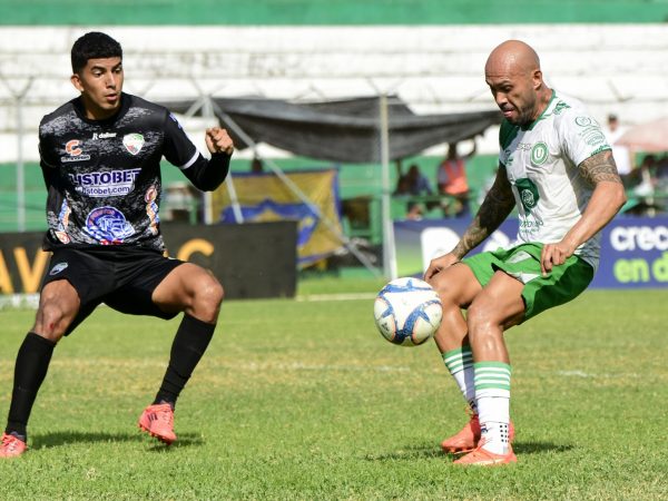 César Espínola (d) de Liga de Portoviejo en una acción en el duelo ante New Porto en el Reales Tamarindos.