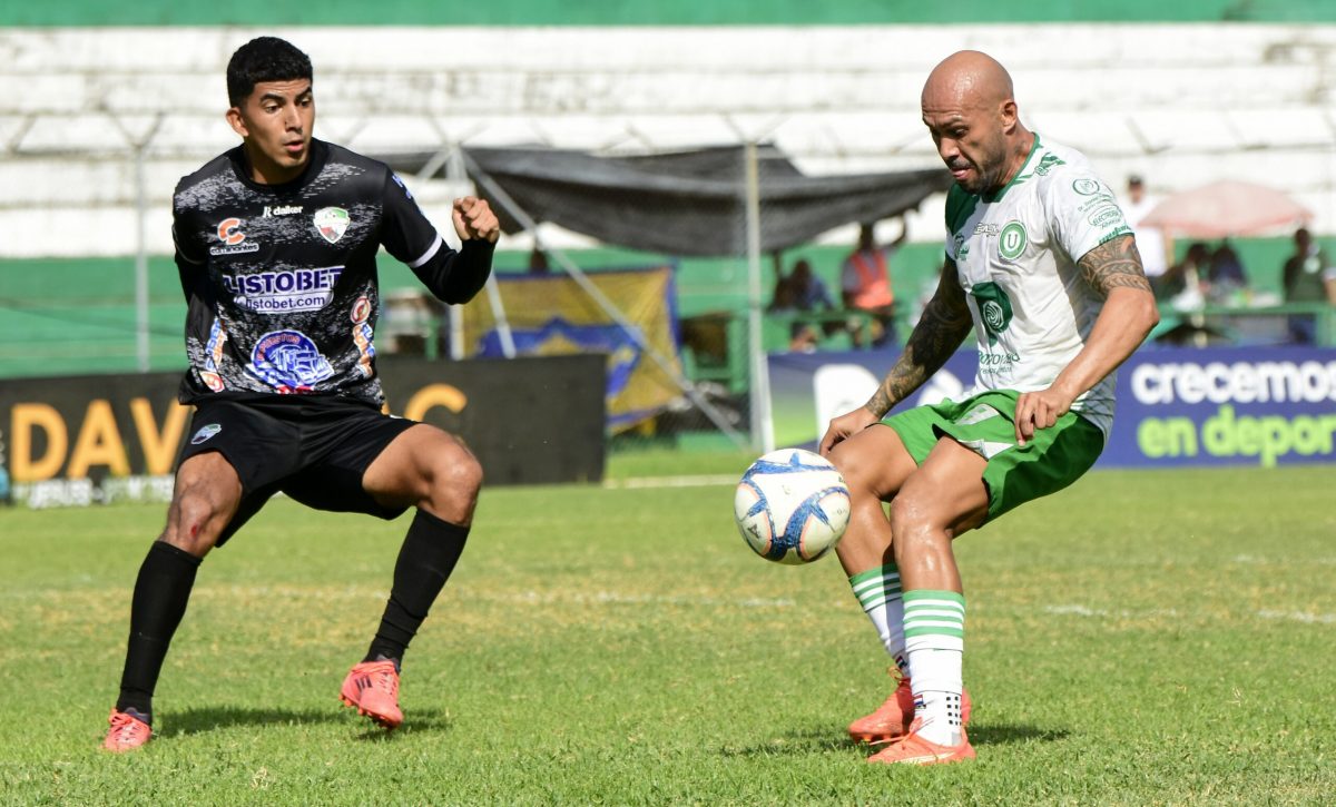 César Espínola (d) de Liga de Portoviejo en una acción en el duelo ante New Porto en el Reales Tamarindos.