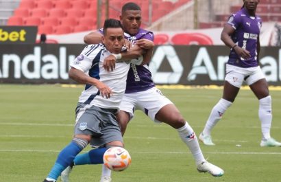 Liga de Quito dio un paso firme hacia el tricampeonato al derrotar 2-0 a Emelec este sábado en el estadio Rodrigo Paz Delgado,